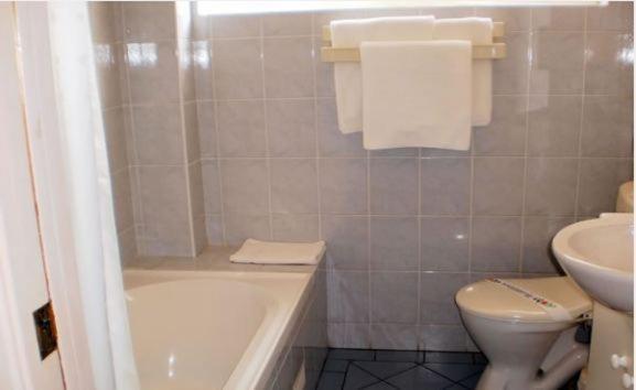 Lake Haven Motor Inn Gorokan Zimmer foto